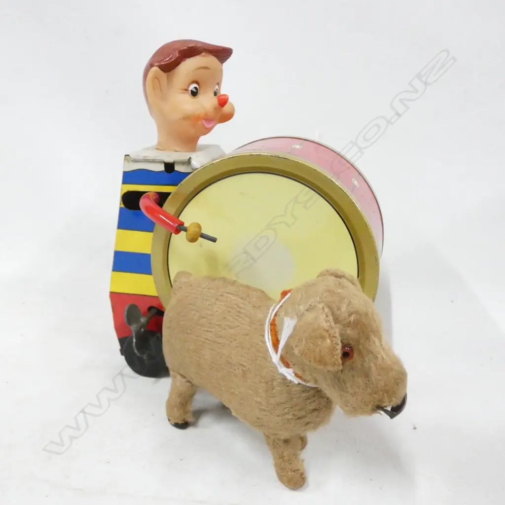TIN PLATE CIRCUS DRUMMER (H.150MM) & OLD WIND UP TERRIER DOG (L 110MM) KEY MISSING Image 1++